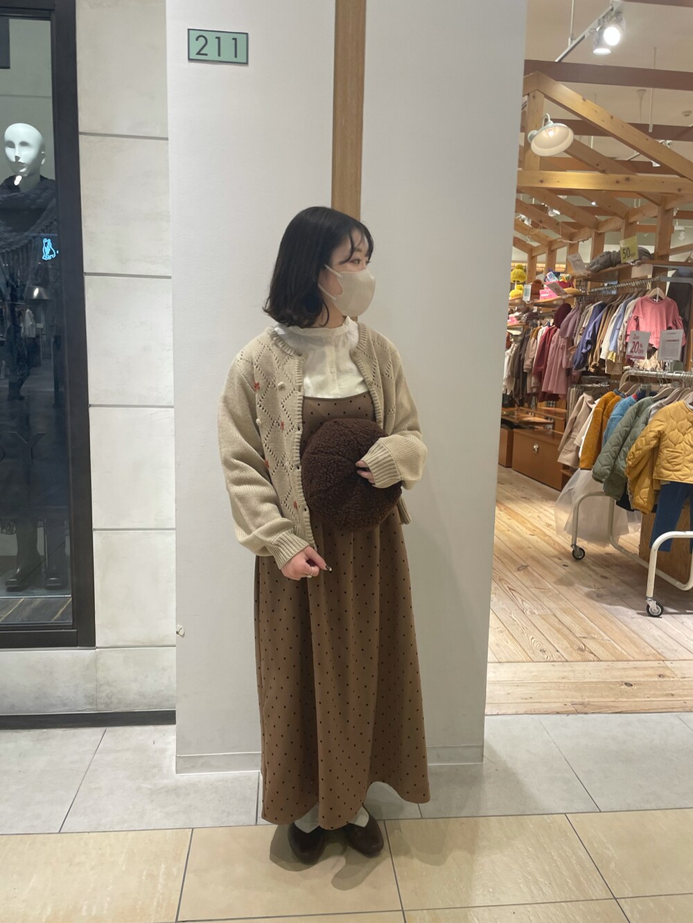 ホワイト系のシャツ/ブラウス、ベージュ系のカーディガン/ボレロ、ブラウン系のワンピースを着用したレディースの秋コーディネートの3枚目の写真