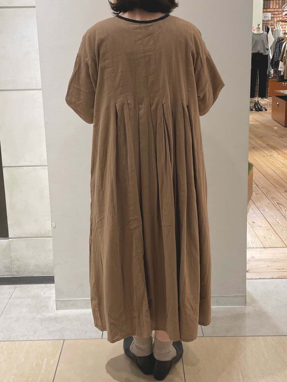 ブラウン系のワンピースを着用したレディースの冬コーディネートの2枚目の写真