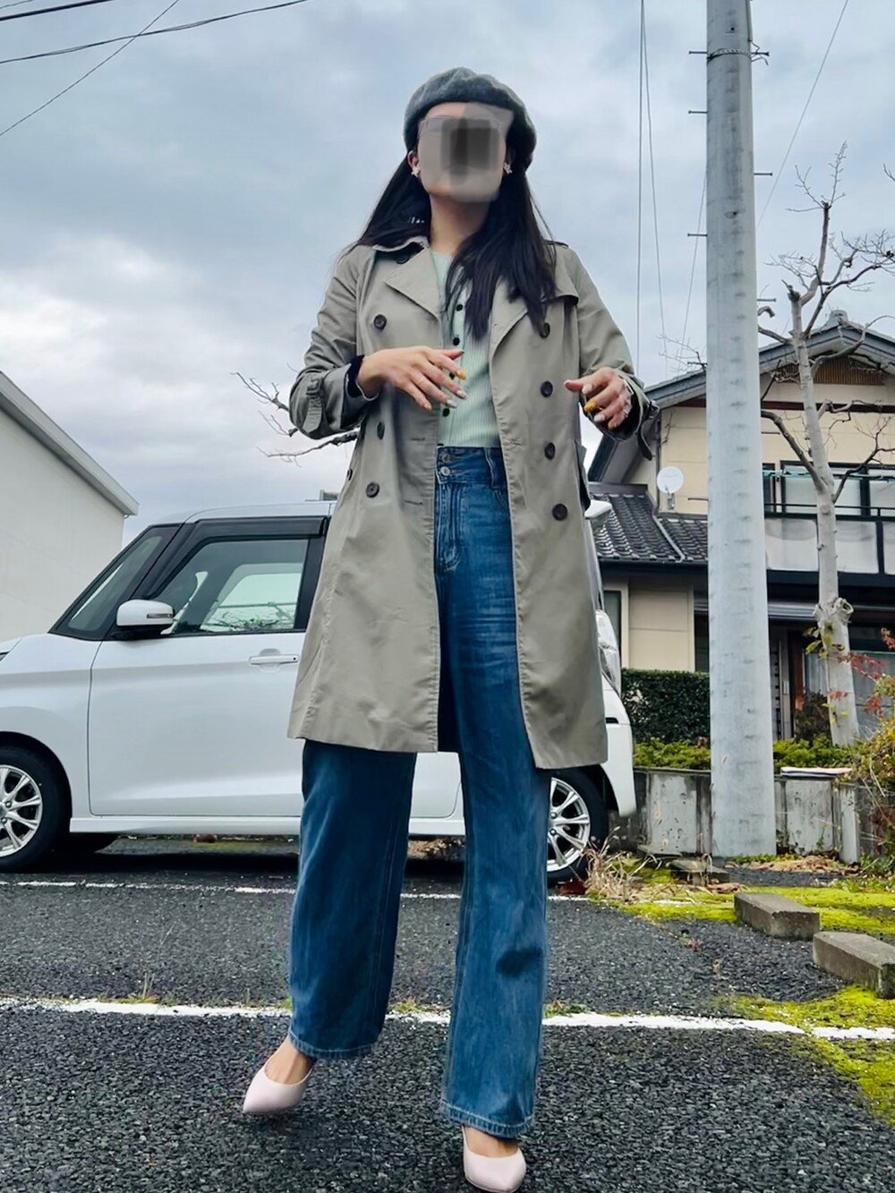 「カジュアルコーデ、着回しコーデ、ベレー帽、休日スタイル、レイヤードスタイル、雨の日コーデ、デニムパンツ、チェスターコート、グリーン、グレー×ピンク」｜「DIANAのアイテム（パンプス、ピンク系）」を使った、本月さん（レディース・167cm）の秋コーディネートの2枚目の写真