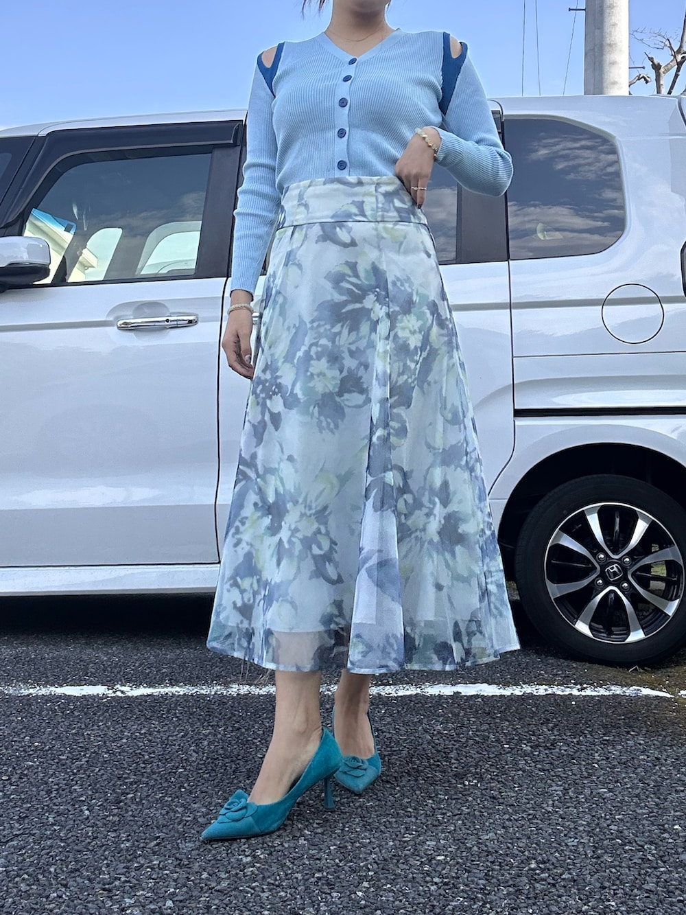 ブルー系のトップス、パープル系のスカート、ブルー系のパンプスを着用したレディースの秋コーディネートの2枚目の写真