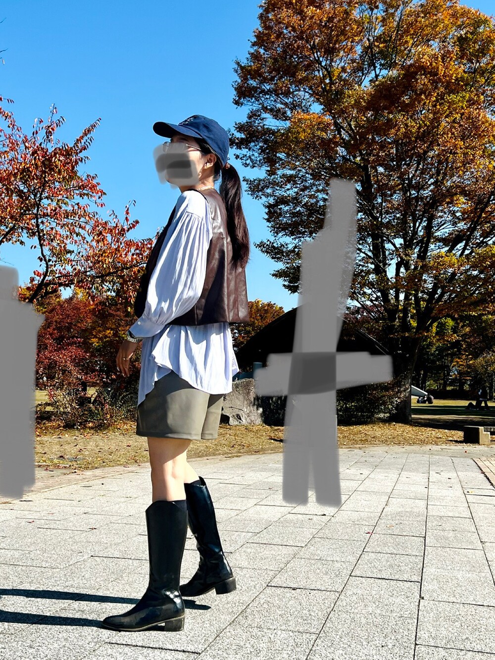 ブルー系のシャツ/ブラウス、グリーン系のカーゴパンツ、ブルー系のキャップを着用したレディースの秋コーディネートの2枚目の写真