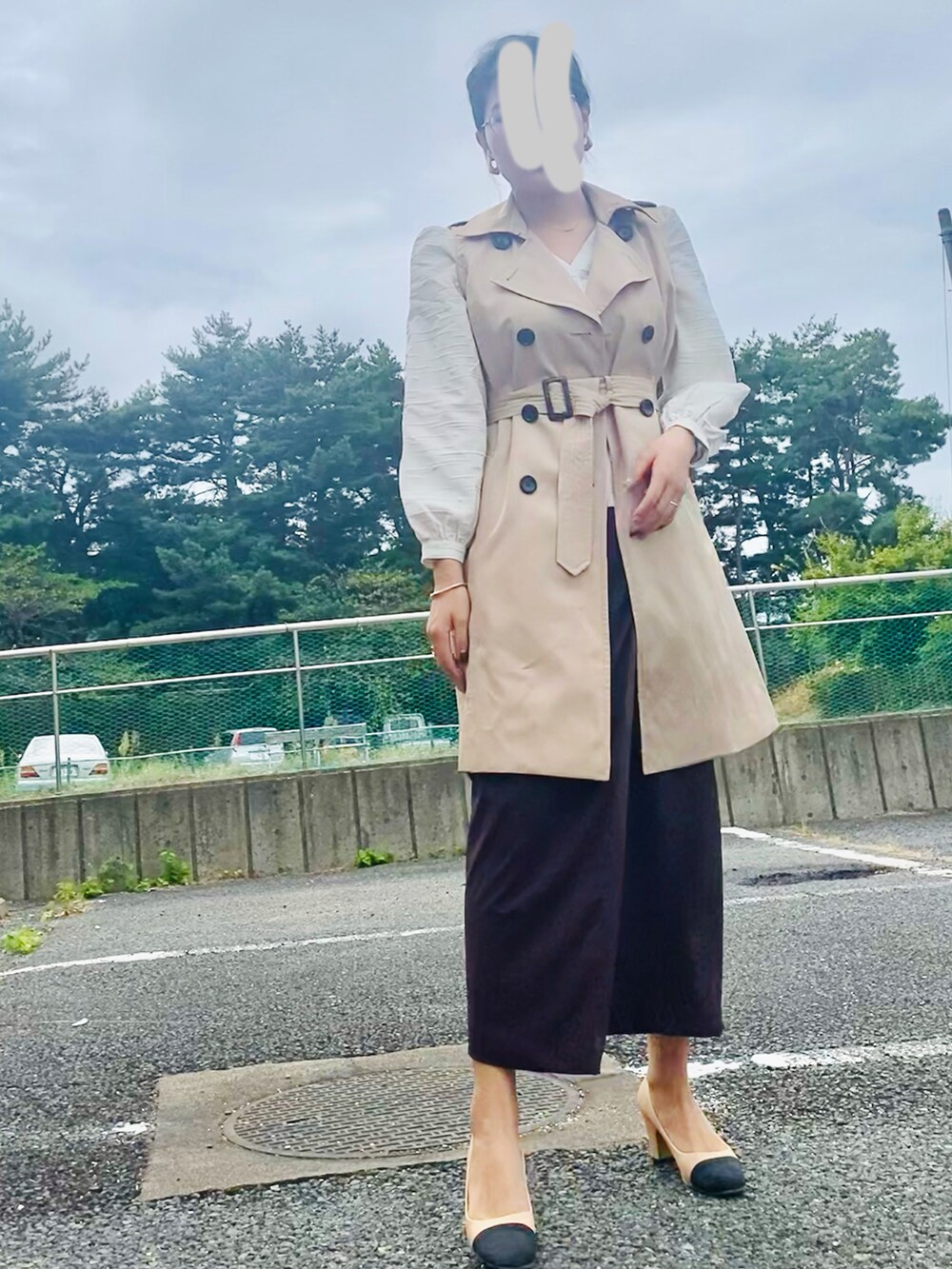「秋コーデ、シンプルコーデ、大人カジュアル、秋カラー、ベージュ、トレンチコート、秋色、ロングスカート、シャツスタイル、袖ボリューム、ブラウン、タイトスカート」｜「MOUSSYのSLEEVELESS TRENCH コート（トレンチコート、ベージュ系）」を使った、本月さん（レディース・167cm）の秋コーディネートの2枚目の写真