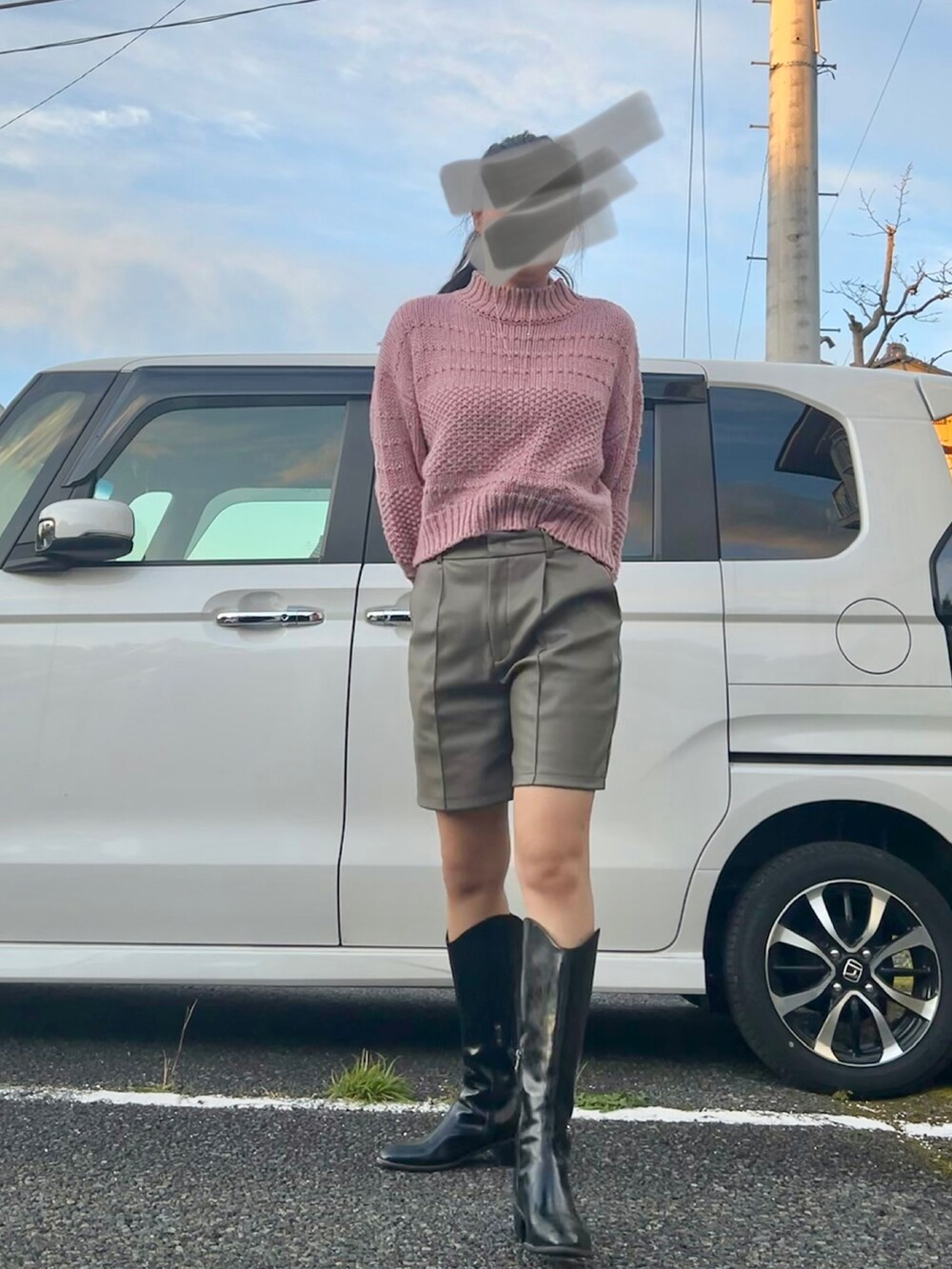 「ハープパンツ、お出かけコーデ、ゆるコーデ、ロングブーツ、ピンクニット、カーキ、ブーツスタイル、カラーコーデ、カラーニット、ニットコーデ、ショートパンツ」｜「GUのアイテム（カーゴパンツ、グリーン系）」を使った、本月さん（レディース・167cm）の秋コーディネートの2枚目の写真