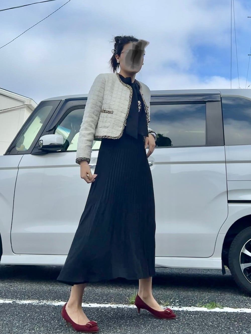 ブラック系のワンピース、レッド系のシューズを着用したレディースの秋コーディネートの2枚目の写真