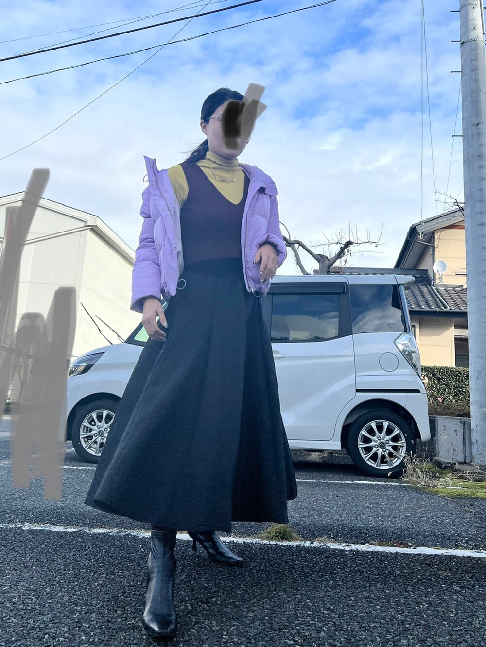 ブラウン系のTシャツ/カットソー、ブラック系のスカート、イエロー系のニット/セーターを着用したレディースの冬コーディネートの3枚目の写真