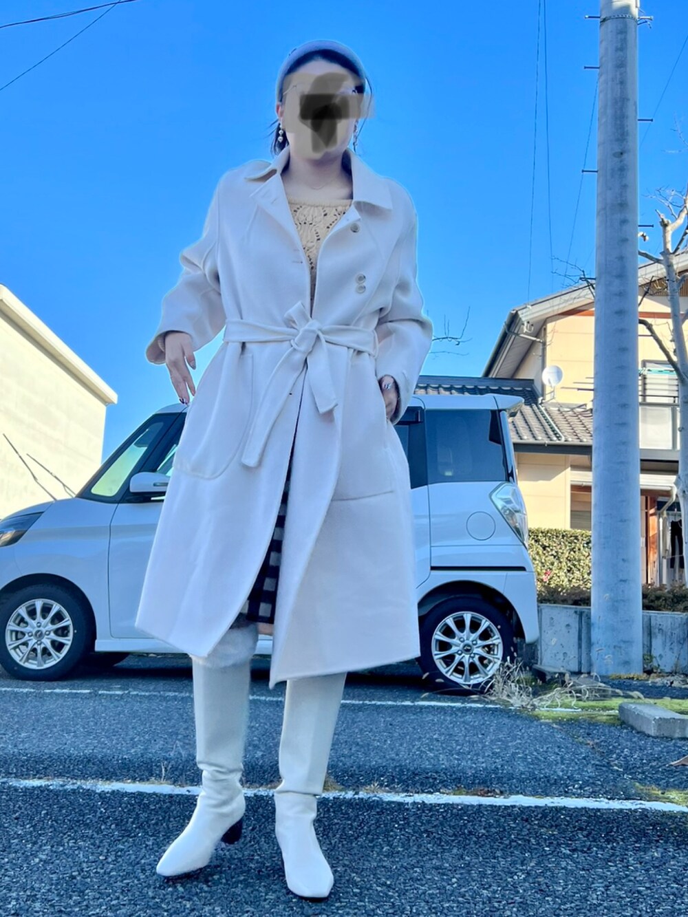 「冬のコーデ、大人かわいい、キレイめコーデ、チェックスカート、チェック、イエローニット、レイヤードスタイル、レッグウォーマー、ロングブーツ、淡色コーデ、コート、冬コート、ホワイト、カチューシャ、高身長女子」｜「ウールコートのアイテム（ジャケット/アウター、ホワイト系）」を使った、本月さん（レディース・167cm）の冬コーディネートの2枚目の写真