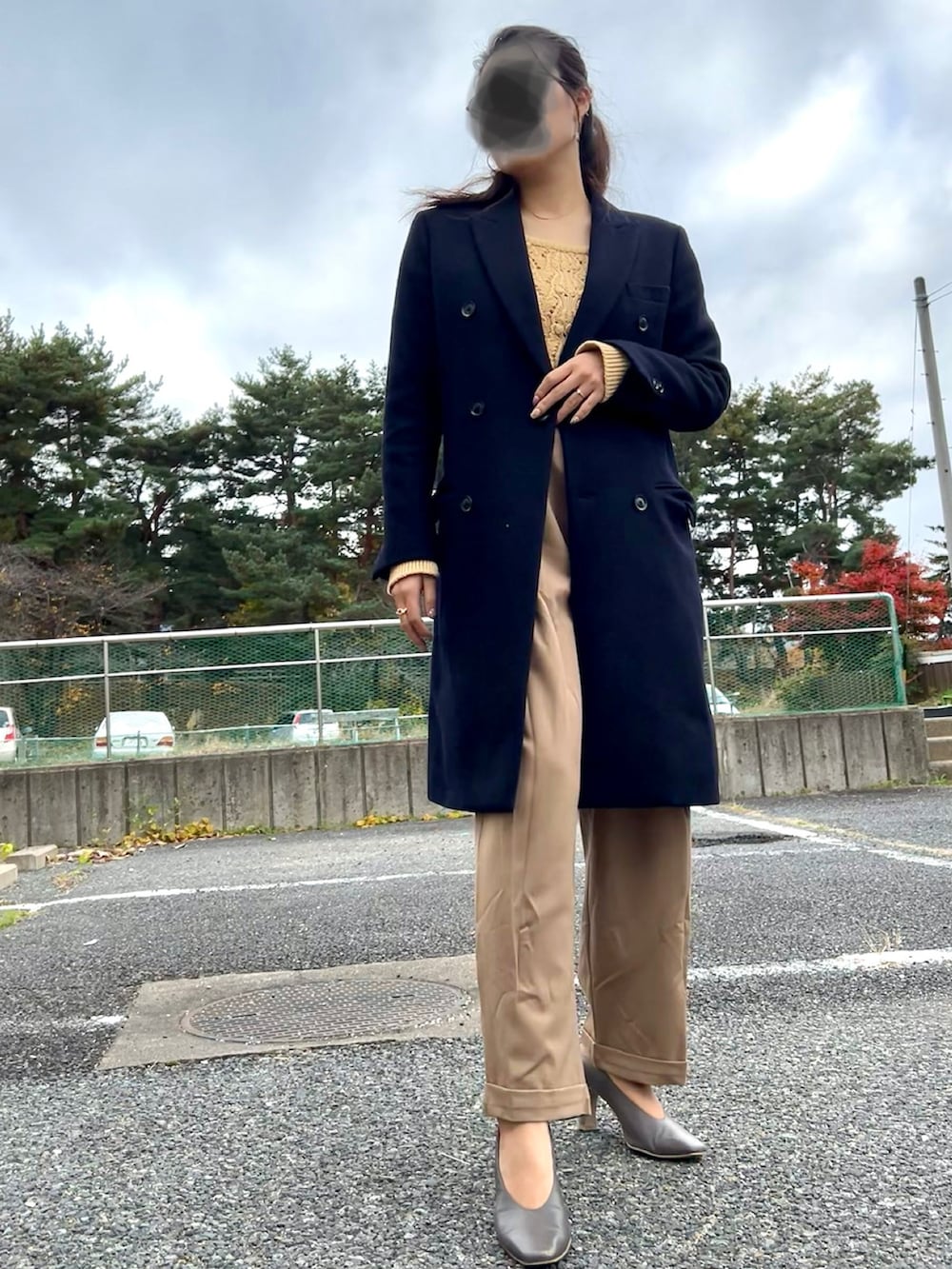 イエロー系のニット/セーター、ブラウン系のその他パンツ、ブラウン系のシューズを着用したレディースの秋コーディネートの2枚目の写真