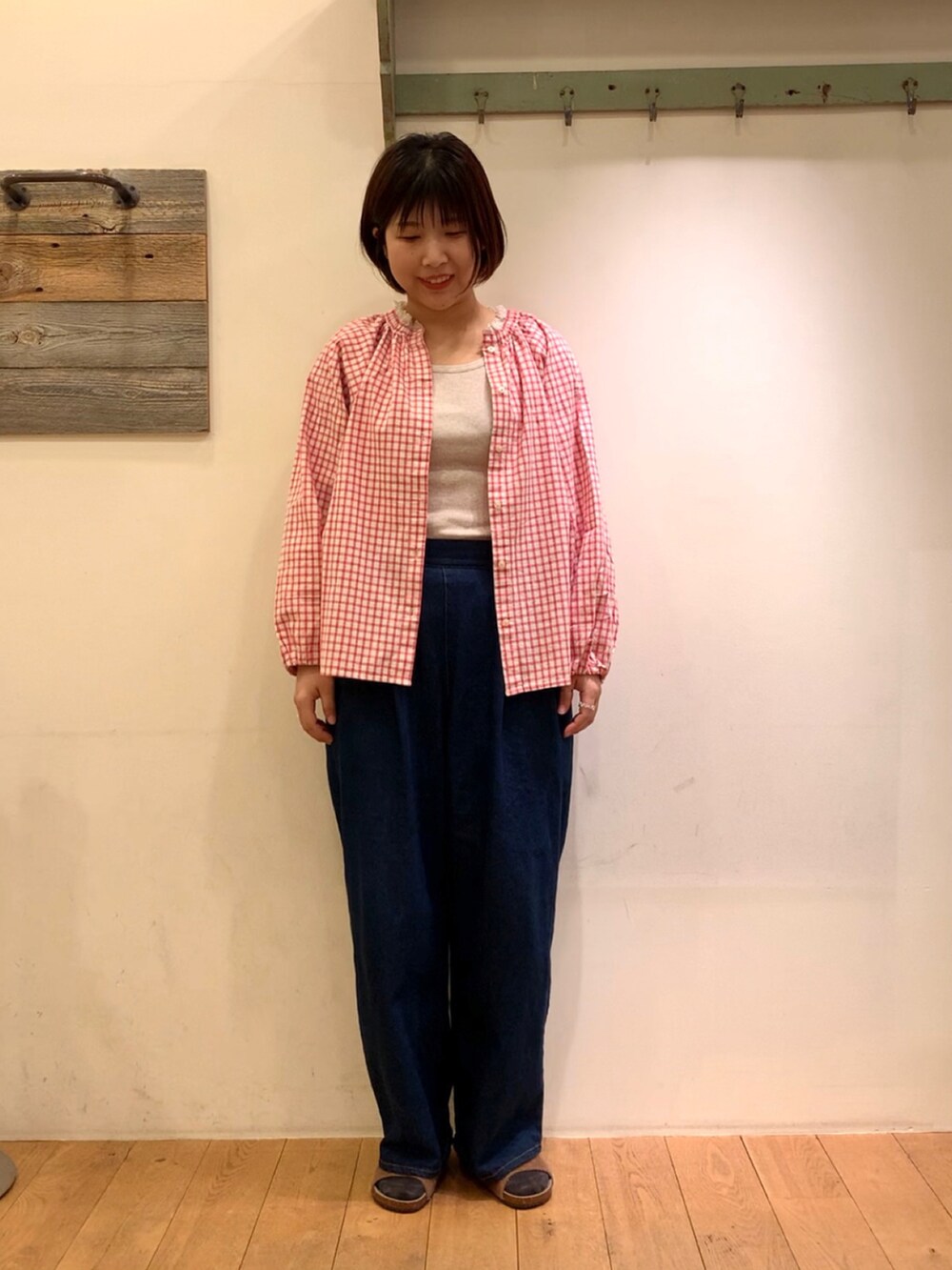 イエロー系のサンダル、ベージュ系のTシャツ/カットソー、ピンク系のシャツ/ブラウスを着用したレディースの春コーディネートの2枚目の写真