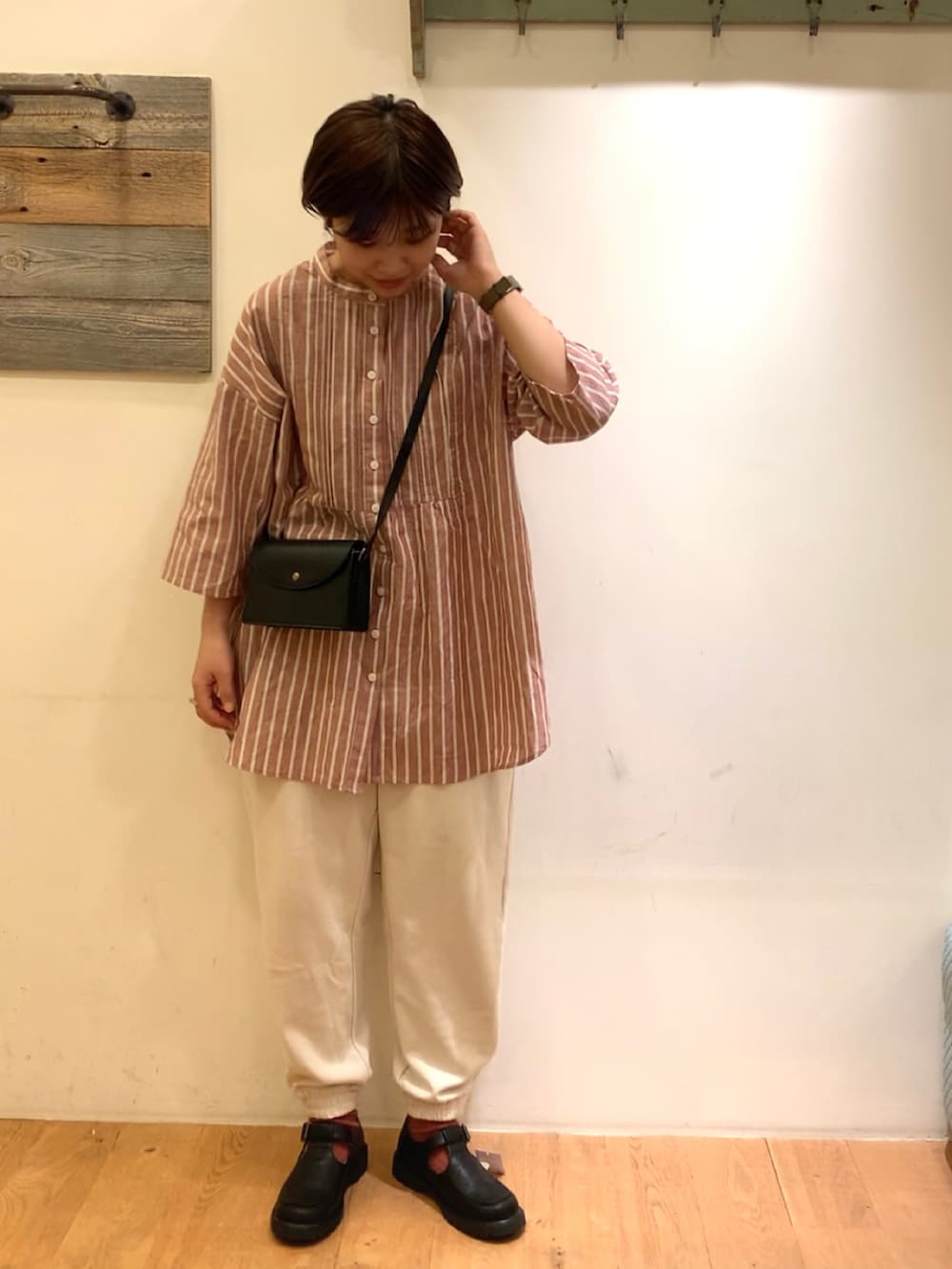 ブラウン系のシャツ/ブラウス、ブラック系のその他シューズ、ブラック系のショルダーバッグを着用したレディースの夏コーディネートの2枚目の写真