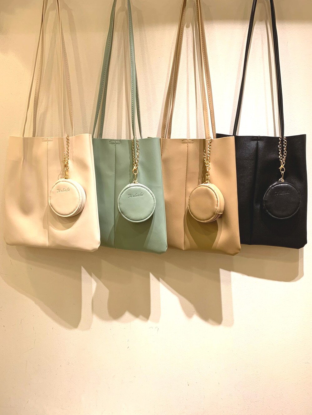 ブルー系のカーディガン/ボレロ、ブルー系のシャツ/ブラウス、ブルー系のパンツを着用したレディースの春コーディネートの3枚目の写真