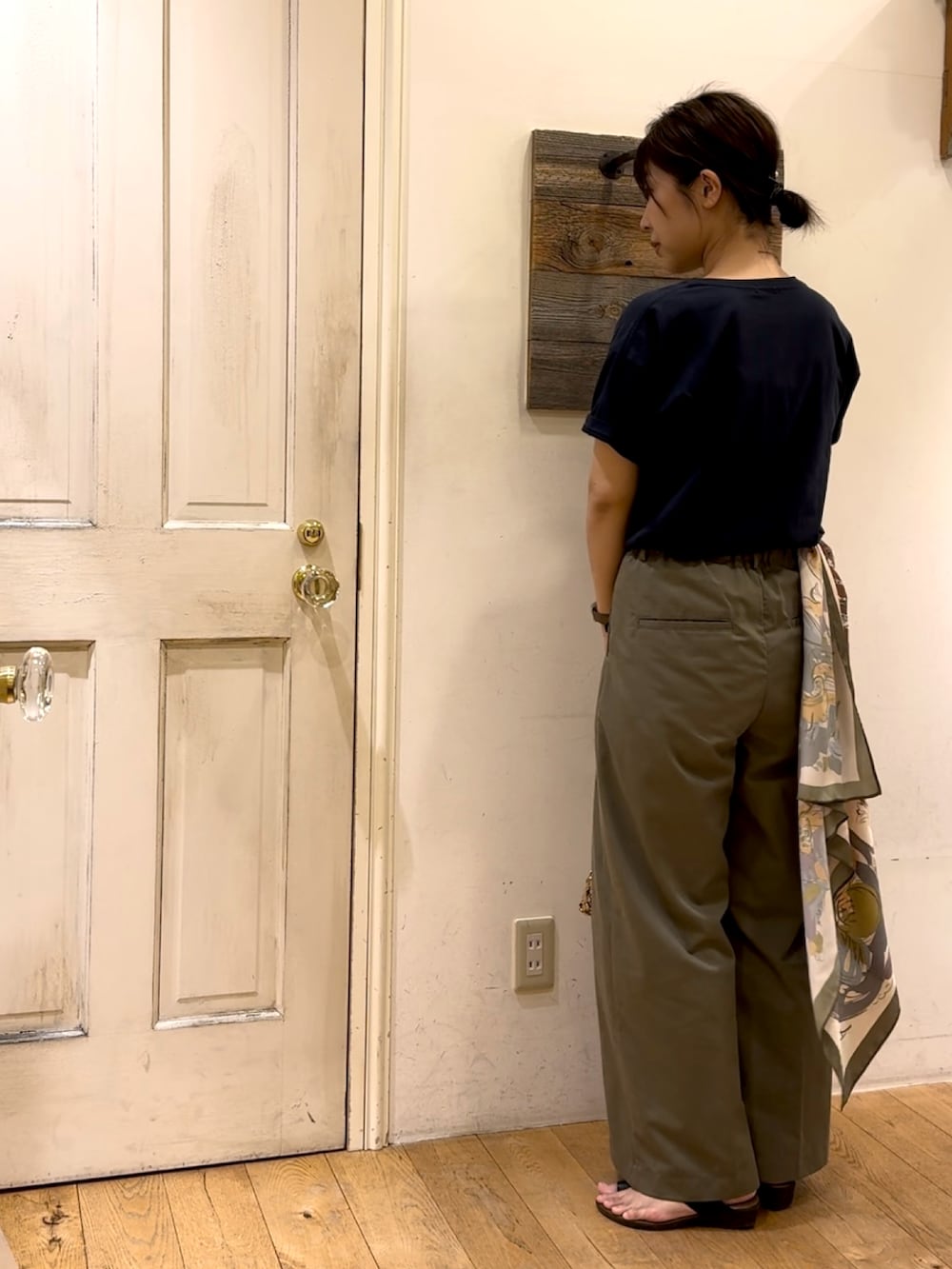 ブルー系のTシャツ/カットソー、ゴールド系のハンドバッグ、グリーン系のその他パンツを着用したレディースの春コーディネートの3枚目の写真