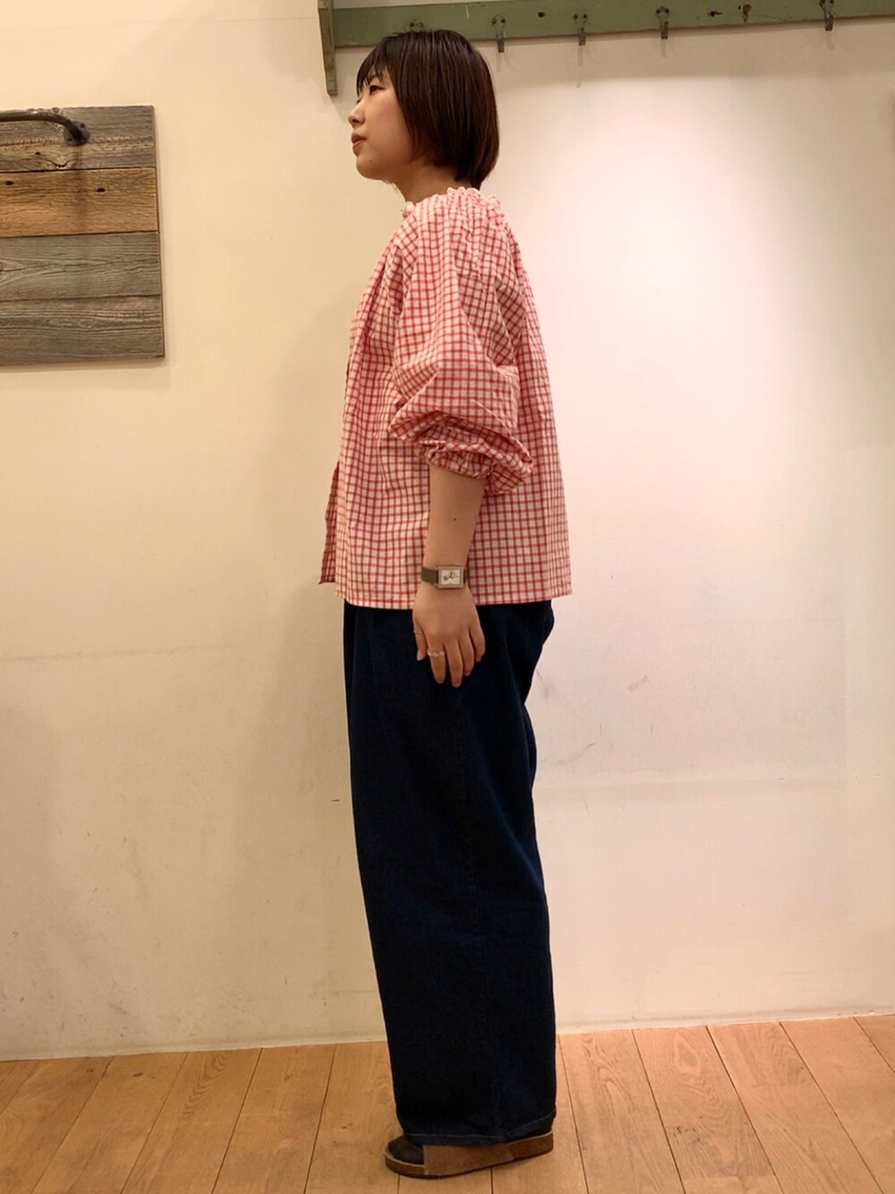 イエロー系のサンダル、ベージュ系のTシャツ/カットソー、ピンク系のシャツ/ブラウスを着用したレディースの春コーディネートの3枚目の写真