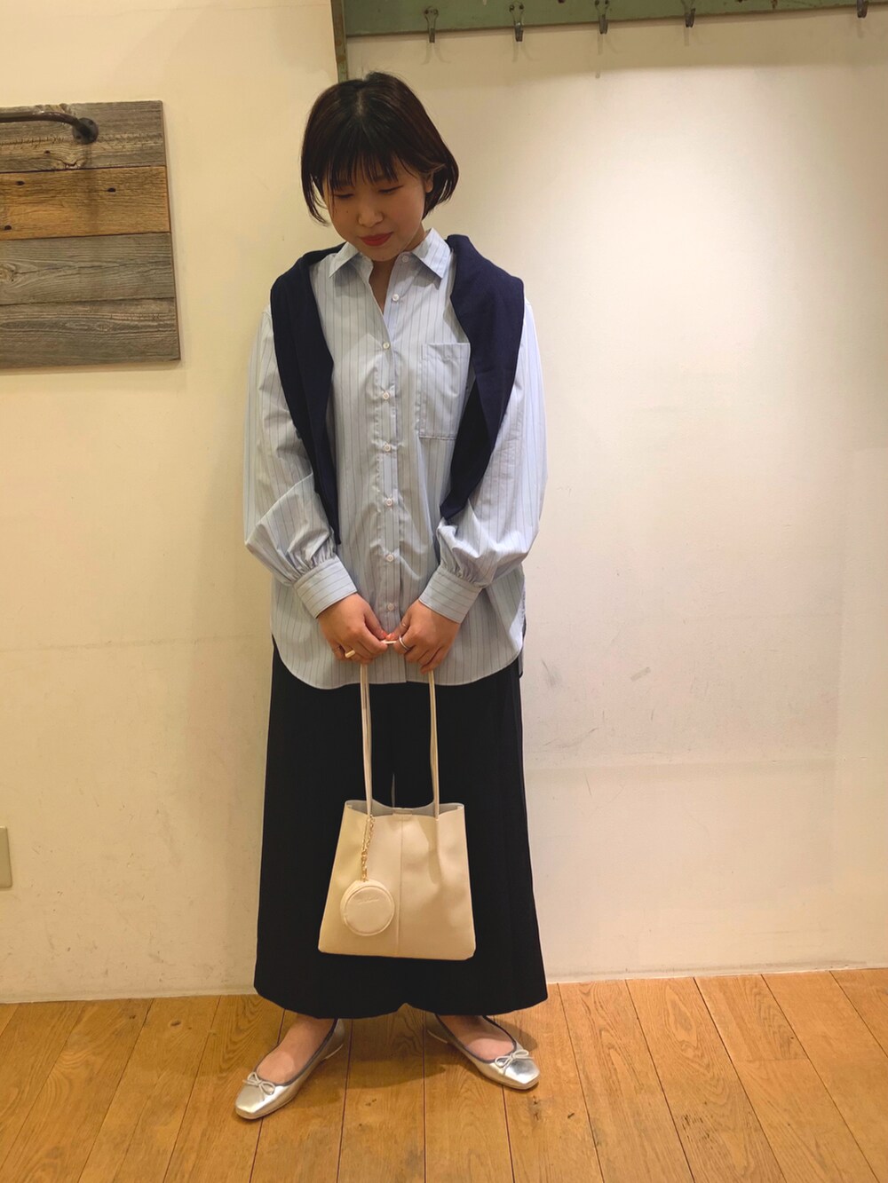 ブルー系のカーディガン/ボレロ、ブルー系のシャツ/ブラウス、ブルー系のパンツを着用したレディースの春コーディネートの2枚目の写真