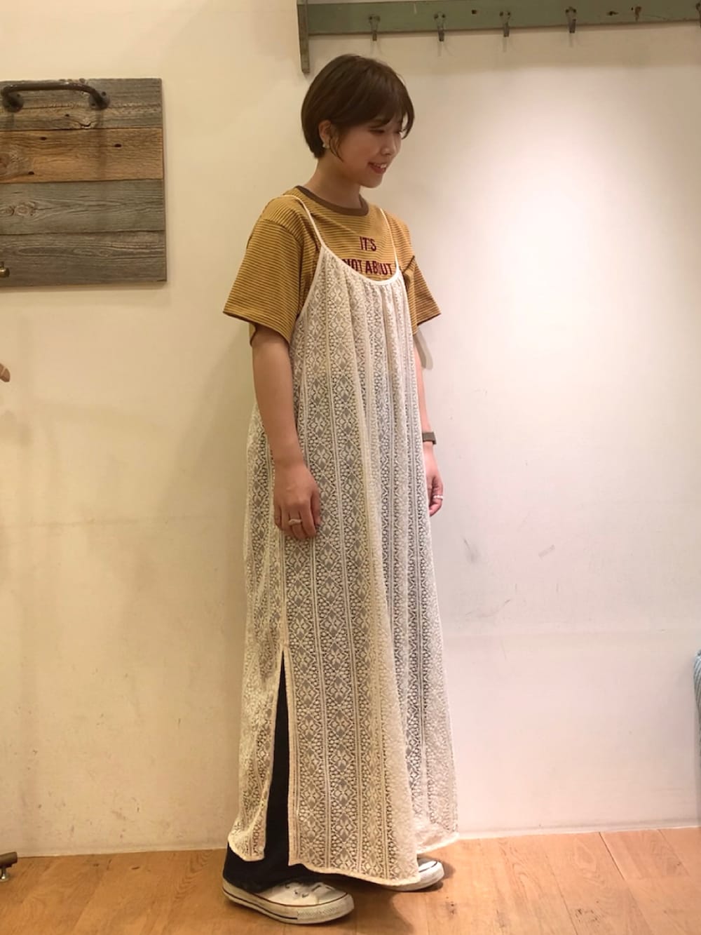 イエロー系のTシャツ/カットソー、ホワイト系のワンピース、ブルー系のデニムパンツを着用したレディースの夏コーディネートの2枚目の写真