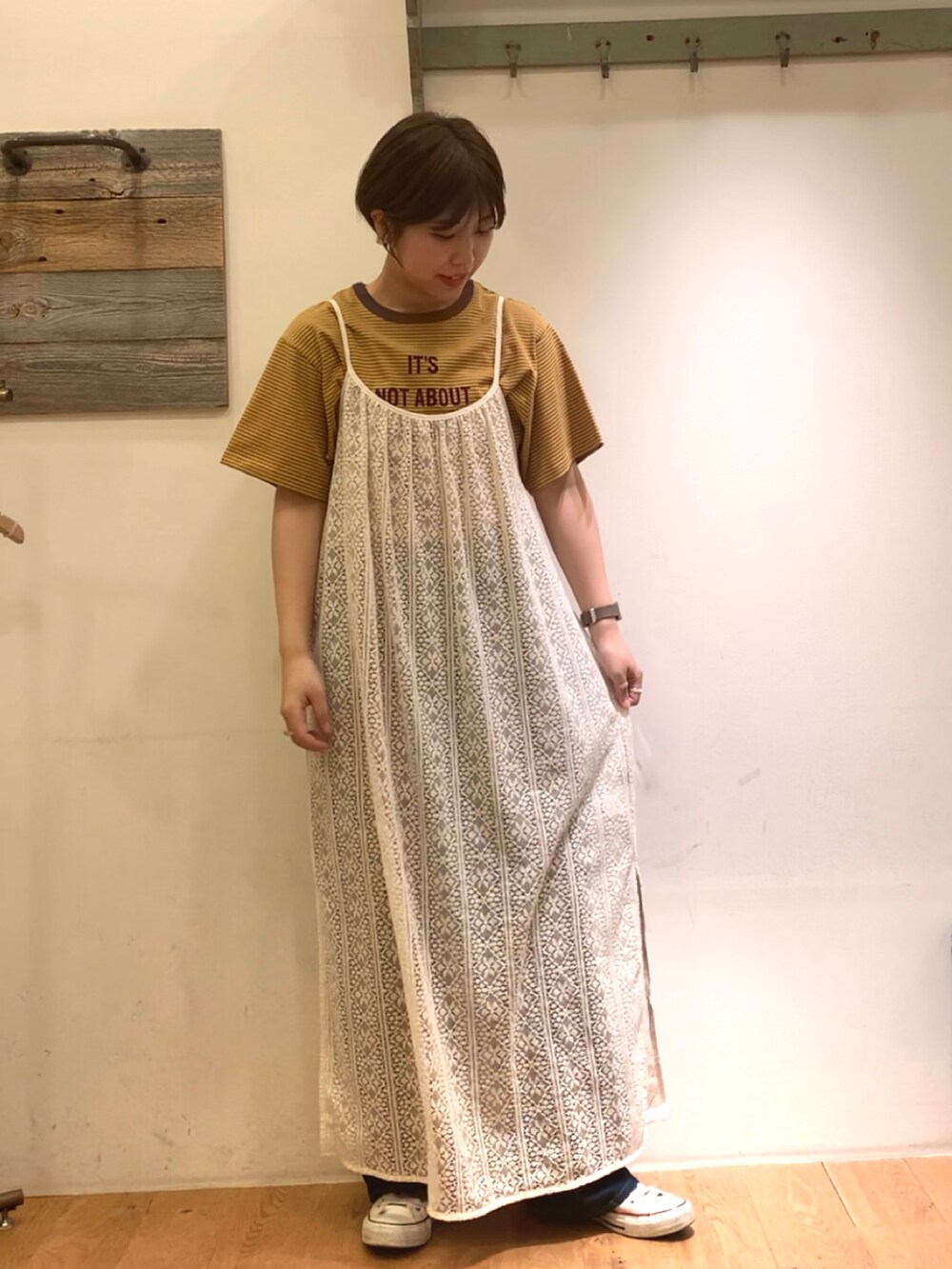 イエロー系のTシャツ/カットソー、ホワイト系のワンピース、ブルー系のデニムパンツを着用したレディースの夏コーディネートの3枚目の写真