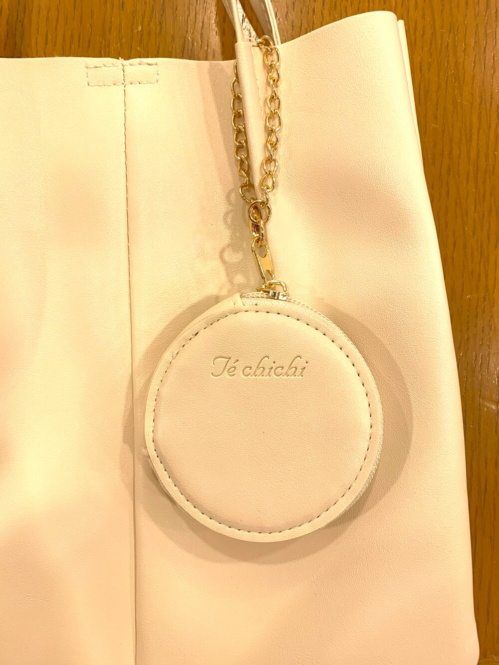 ブルー系のカーディガン/ボレロ、ブルー系のシャツ/ブラウス、ブルー系のパンツを着用したレディースの春コーディネートの4枚目の写真