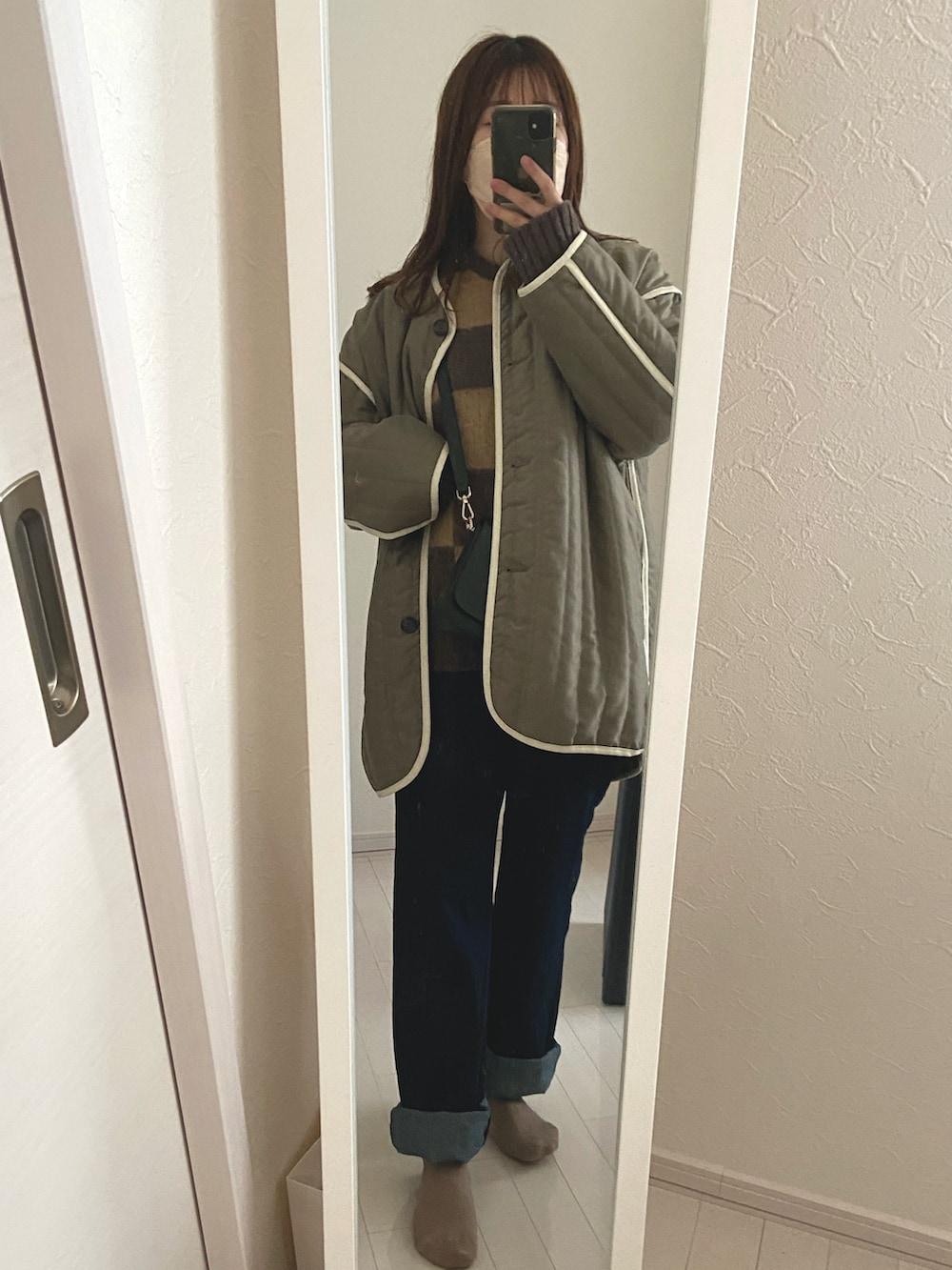 ブラウン系のニット/セーター、ブルー系のその他パンツを着用したレディースの冬コーディネートの2枚目の写真