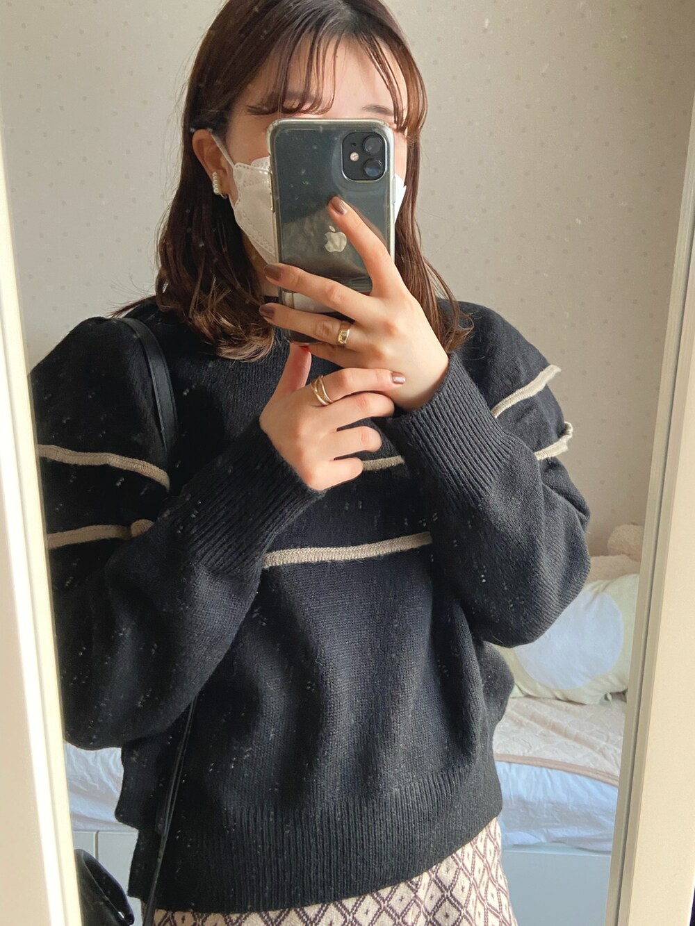 ブラック系のニット/セーター、ベージュ系のその他パンツ、ブラック系のショルダーバッグを着用したレディースの冬コーディネートの2枚目の写真