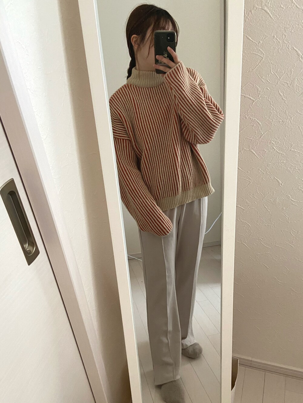 ホワイト系のその他パンツ、グリーン系のミリタリージャケット、オレンジ系のニット/セーターを着用したレディースの冬コーディネートの2枚目の写真