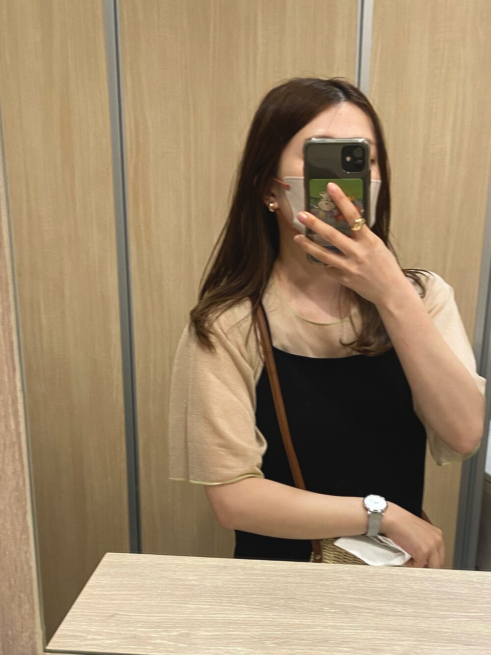 ブラック系のワンピース、ベージュ系のその他トップス、ブラウン系のスニーカーを着用したレディースの夏コーディネートの2枚目の写真