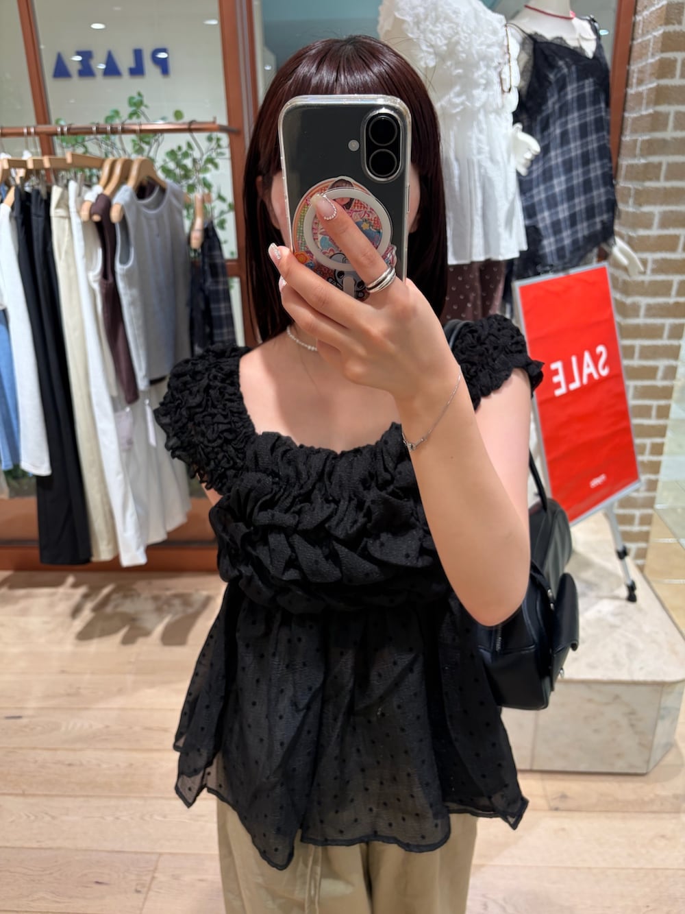 ブラック系のシャツ/ブラウス、ベージュ系のその他パンツを着用したレディースの夏コーディネートの2枚目の写真