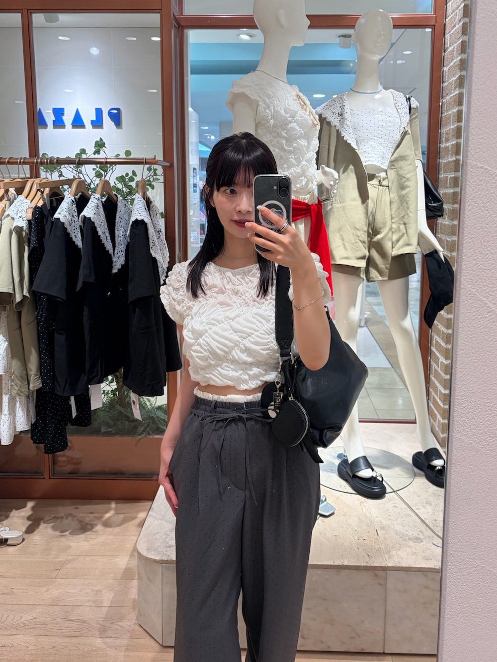 ホワイト系のTシャツ/カットソー、グレー系のスラックスを着用したレディースの夏コーディネートの2枚目の写真