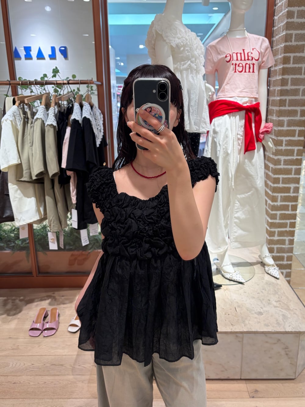 ブラック系のシャツ/ブラウス、ブルー系のデニムパンツを着用したレディースの夏コーディネートの3枚目の写真