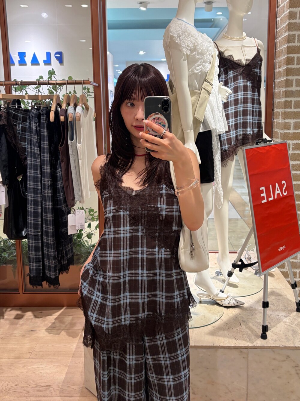 ブラウン系のシャツ/ブラウス、ブラウン系のその他パンツを着用したレディースの夏コーディネートの2枚目の写真