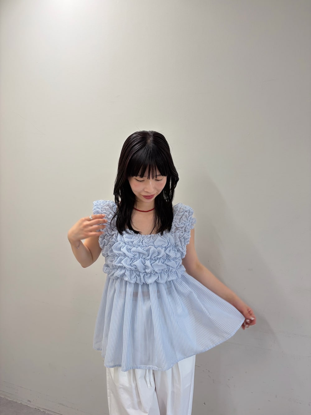 ブルー系のシャツ/ブラウス、ホワイト系のその他パンツを着用したレディースの春コーディネートの2枚目の写真