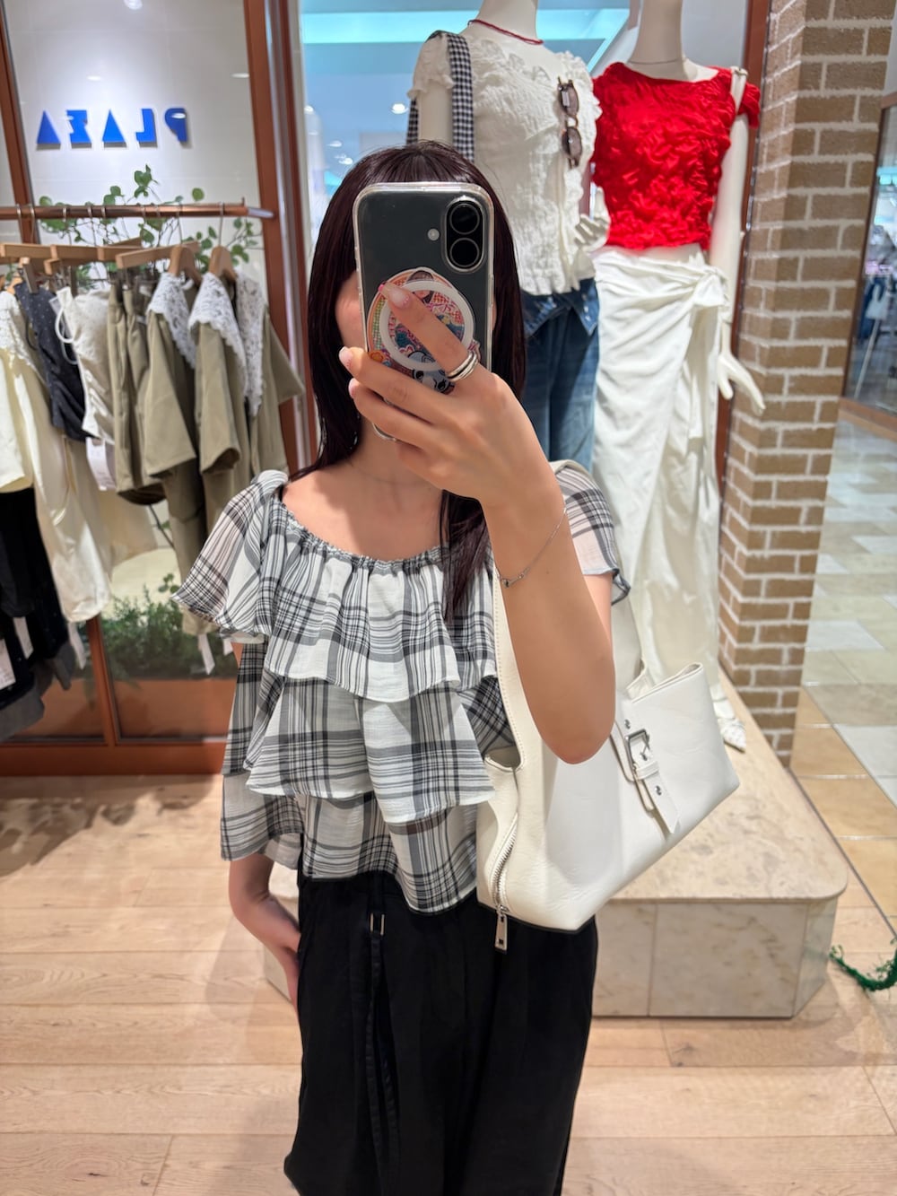 ブラック系のその他パンツ、ホワイト系のシャツ/ブラウスを着用したレディースの夏コーディネートの2枚目の写真