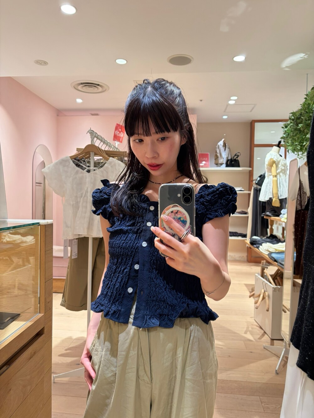 ブルー系のシャツ/ブラウスを着用したレディースの夏コーディネートの2枚目の写真