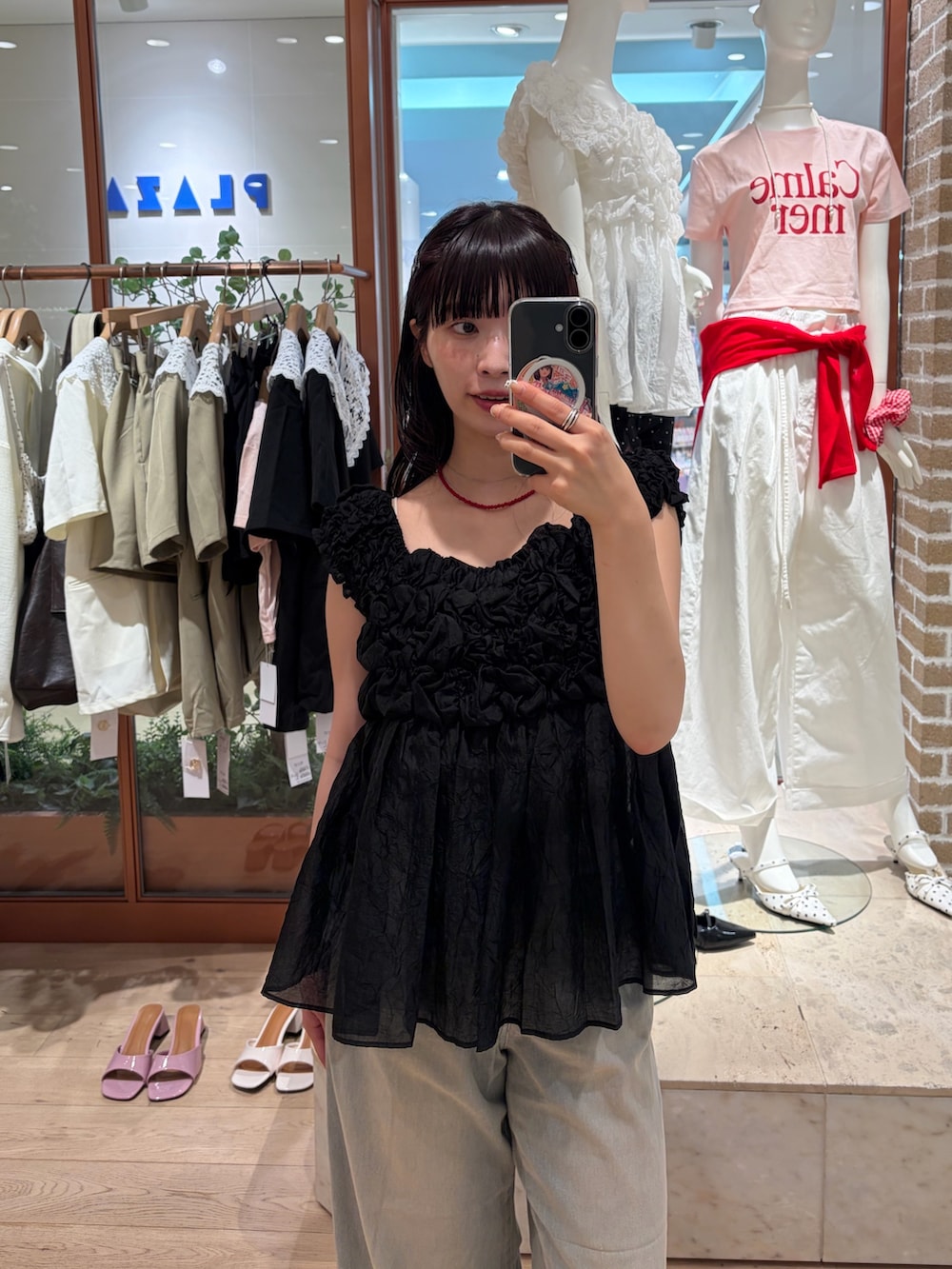 ブラック系のシャツ/ブラウス、ブルー系のデニムパンツを着用したレディースの夏コーディネートの2枚目の写真