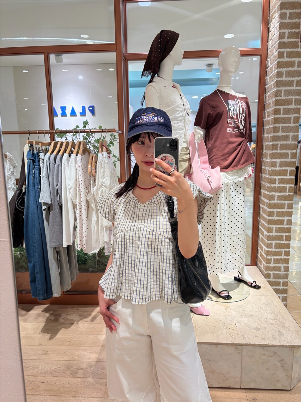 ホワイト系のデニムパンツ、ブルー系のシャツ/ブラウスを着用したレディースの夏コーディネートの2枚目の写真