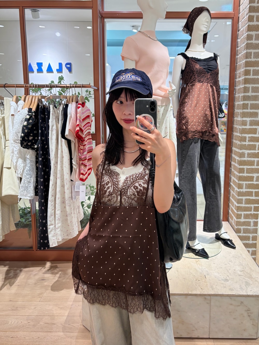 ブラウン系のキャミソール、ブルー系のデニムパンツを着用したレディースの夏コーディネートの3枚目の写真