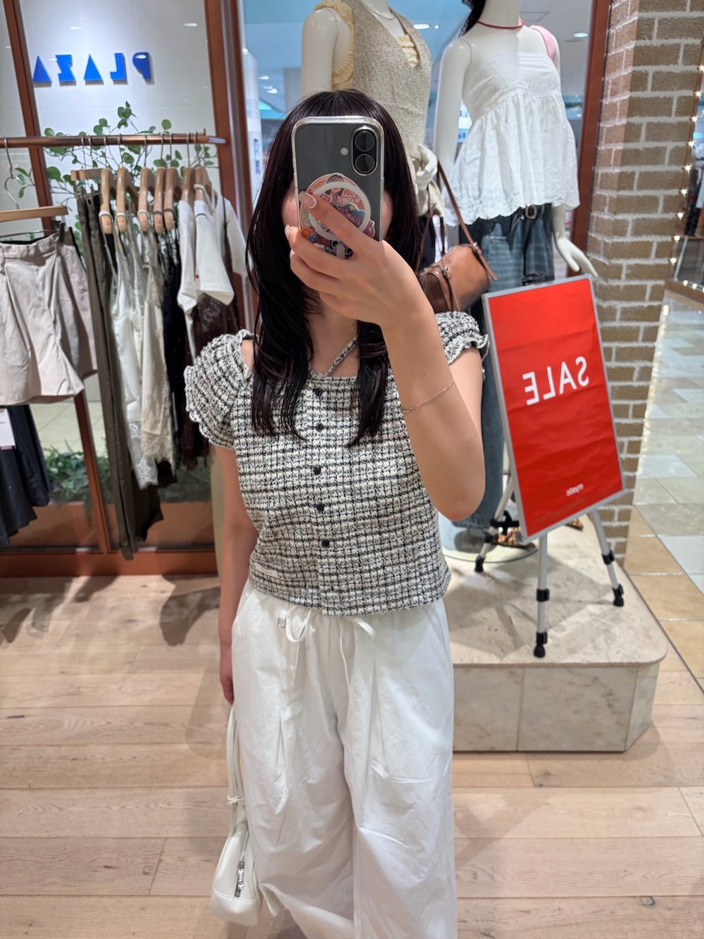 ブラック系のTシャツ/カットソーを着用したレディースの夏コーディネートの2枚目の写真
