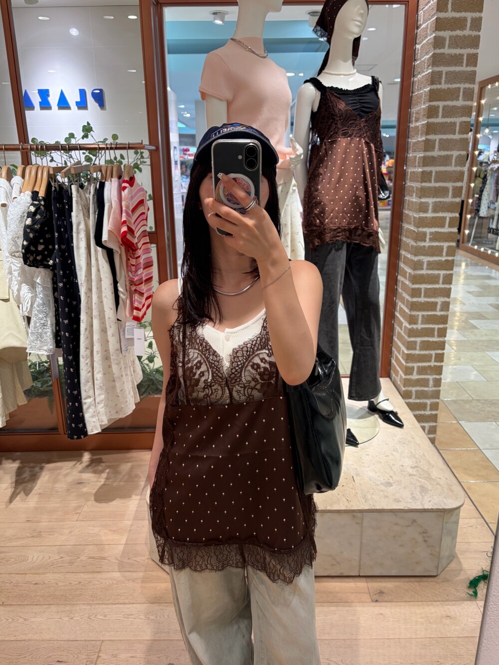 ブラウン系のキャミソール、ブルー系のデニムパンツを着用したレディースの夏コーディネートの4枚目の写真