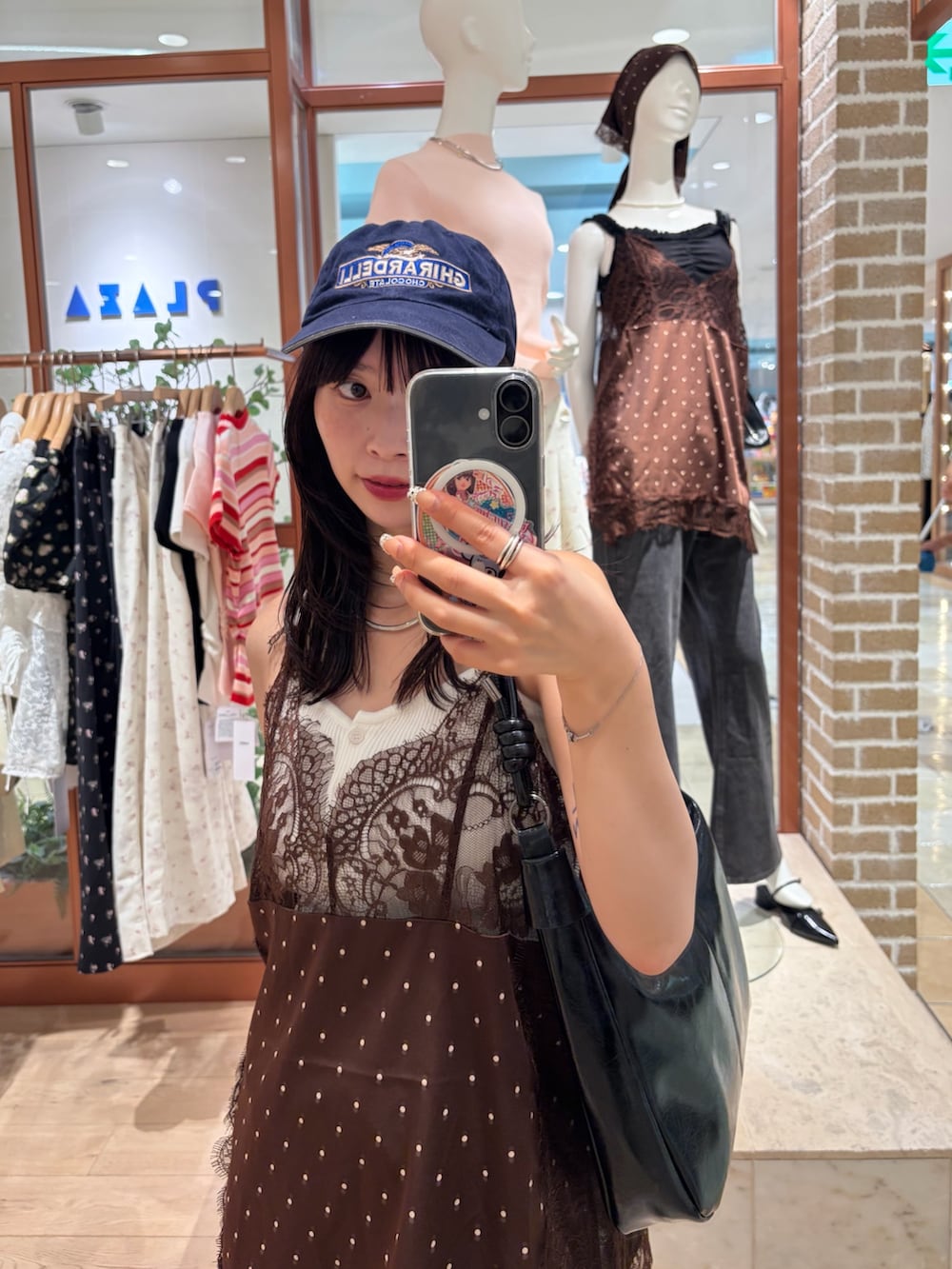 ブラウン系のキャミソール、ブルー系のデニムパンツを着用したレディースの夏コーディネートの2枚目の写真