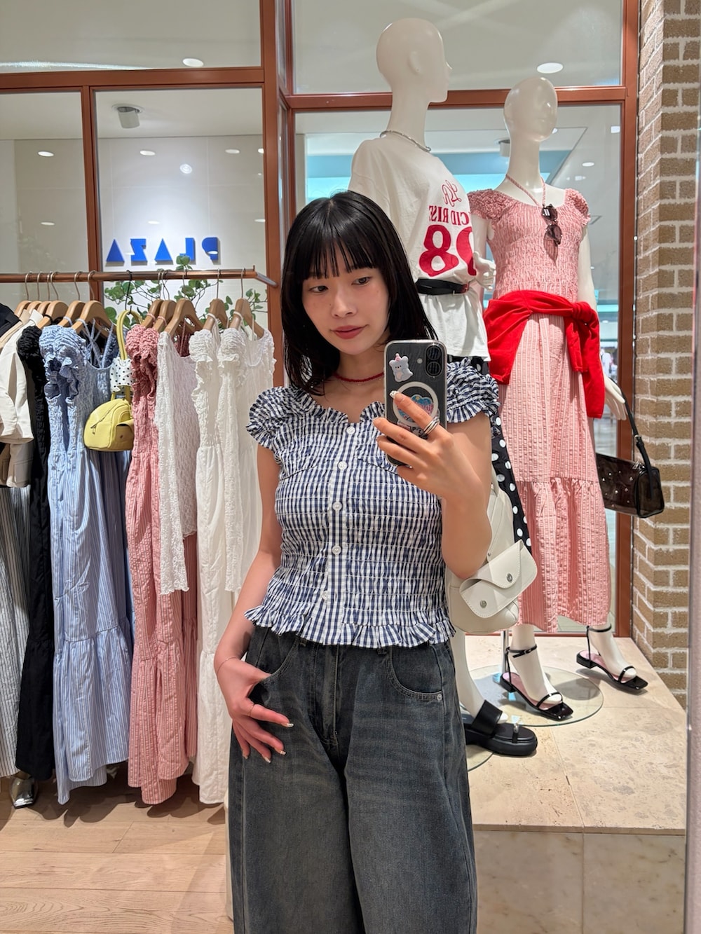 ブルー系のシャツ/ブラウス、ブルー系のデニムパンツを着用したレディースの春コーディネートの2枚目の写真