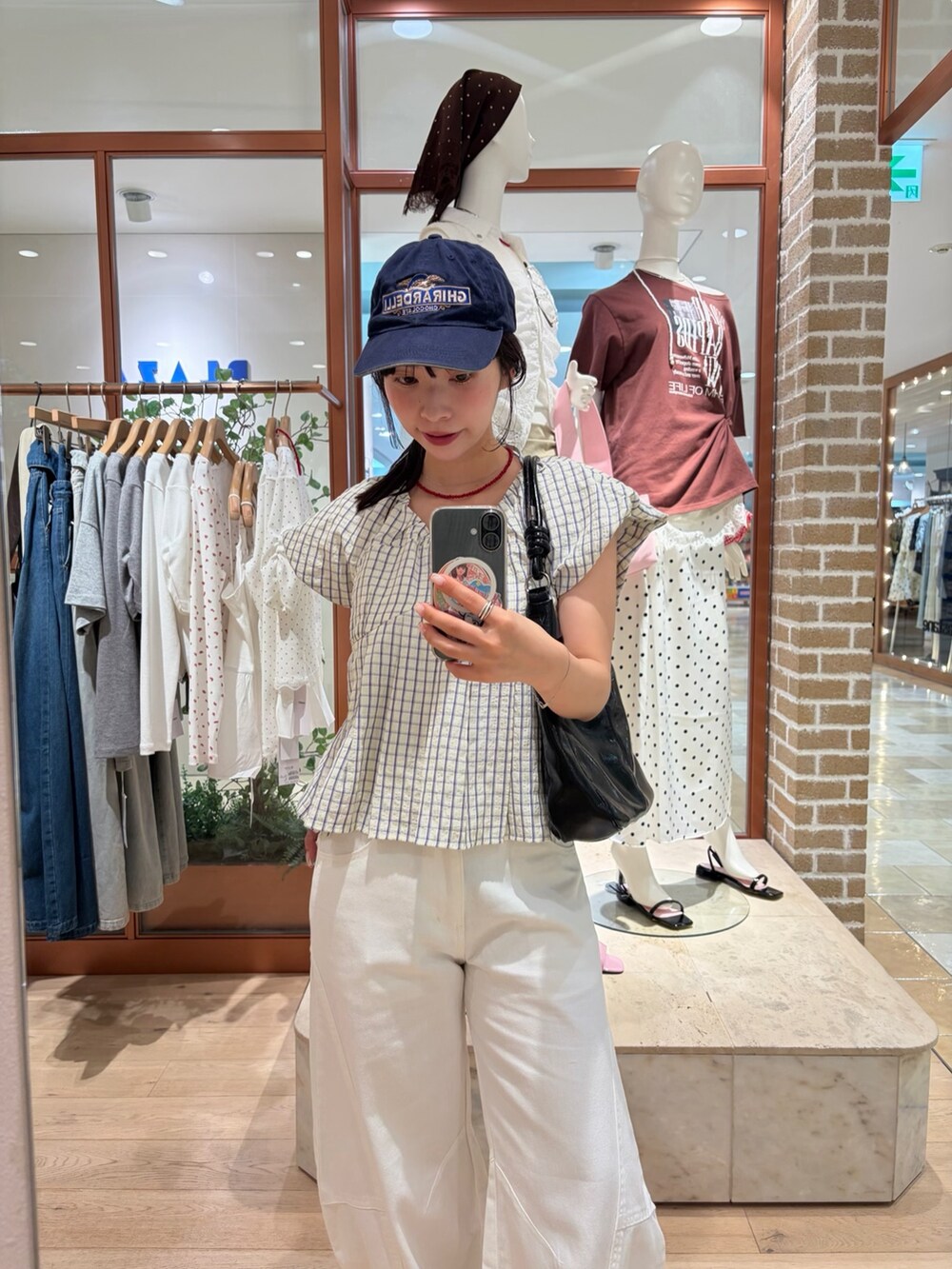 ホワイト系のデニムパンツ、ブルー系のシャツ/ブラウスを着用したレディースの夏コーディネートの3枚目の写真