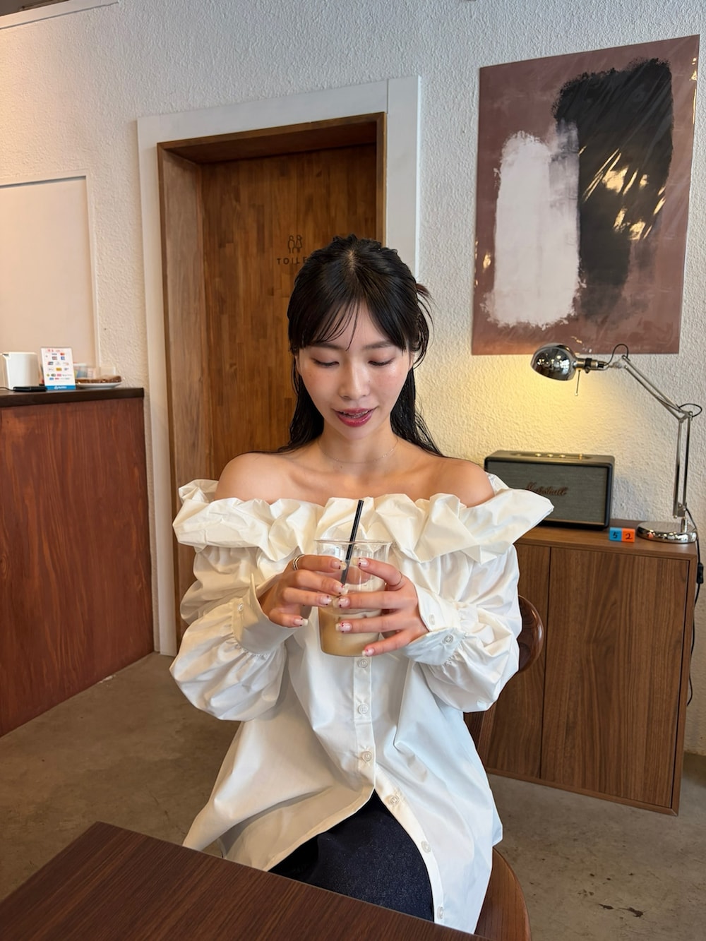 ホワイト系のシャツ/ブラウスを着用したレディースの春コーディネートの2枚目の写真