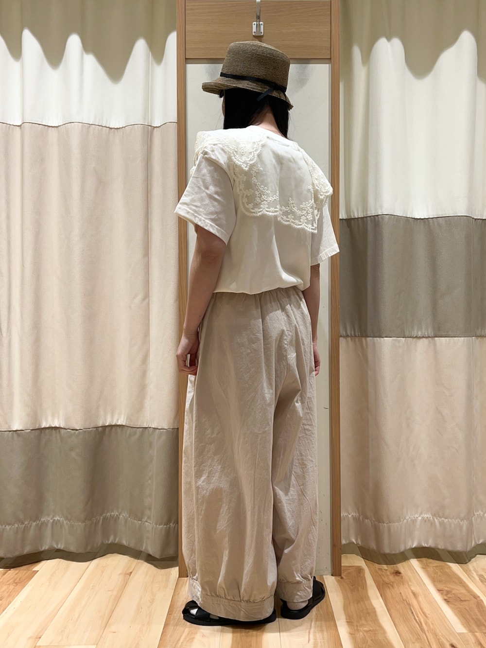 ホワイト系のその他パンツ、シルバー系のハンドバッグ、ブラック系のサンダルを着用したレディースの春コーディネートの4枚目の写真