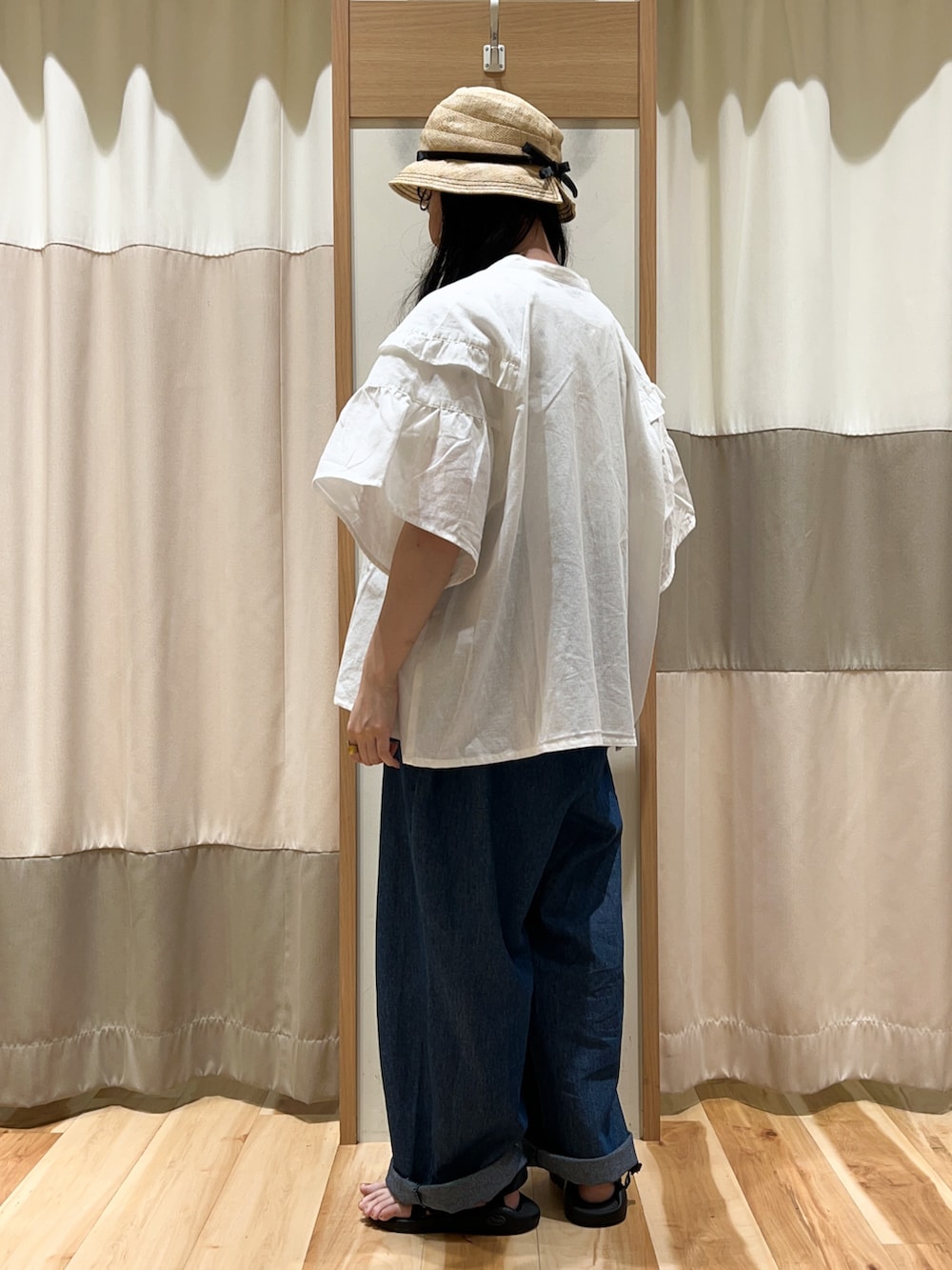 ホワイト系のTシャツ/カットソー、ホワイト系のシャツ/ブラウス、ブルー系のその他パンツを着用したレディースの夏コーディネートの4枚目の写真