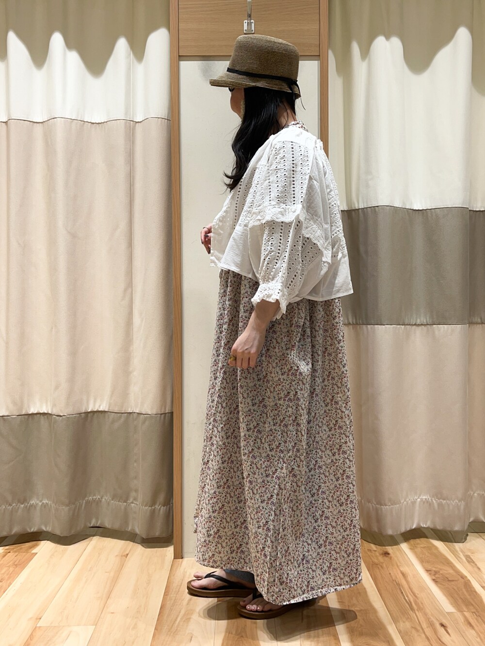 ホワイト系のシャツ/ブラウス、ホワイト系のワンピース、ブルー系のパンツを着用したレディースの夏コーディネートの2枚目の写真