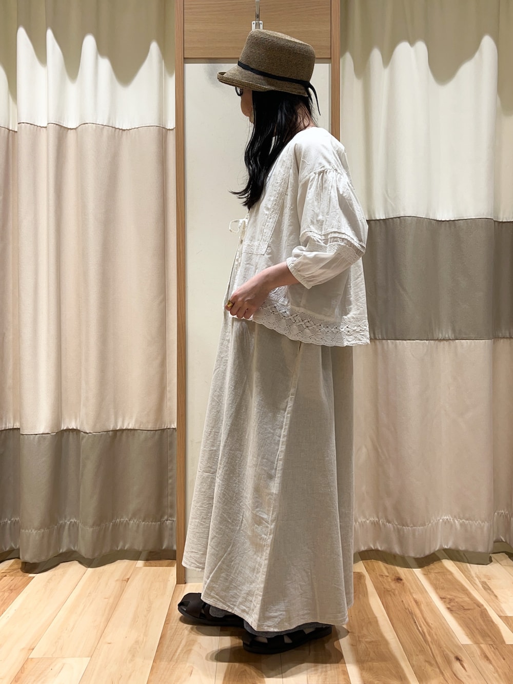 ホワイト系のシャツ/ブラウス、ホワイト系のワンピース、ブルー系のスカートを着用したレディースの春コーディネートの2枚目の写真