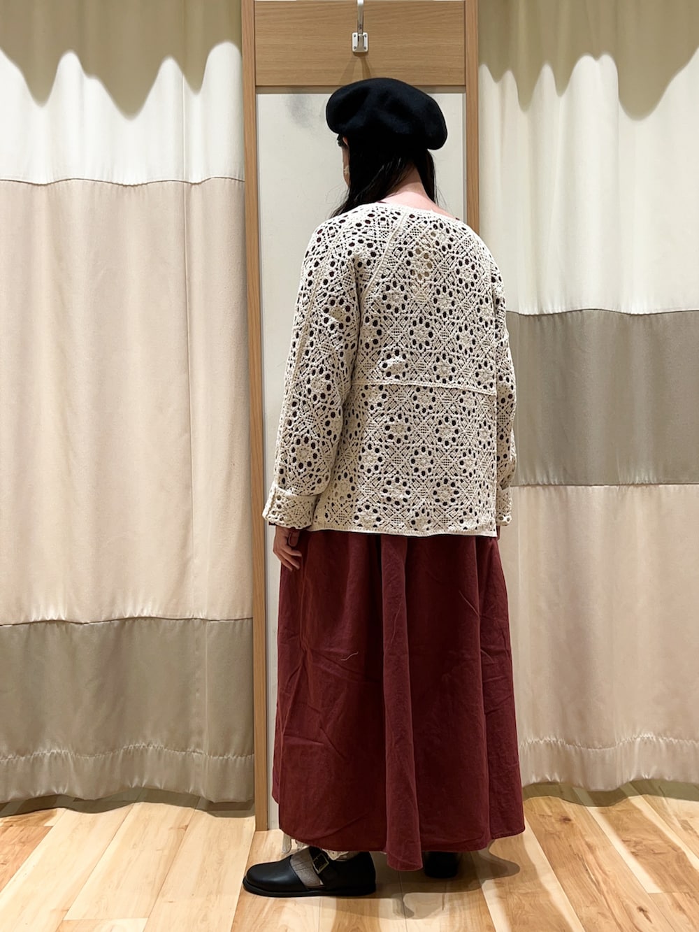 ホワイト系のカーディガン/ボレロ、レッド系のワンピース、ホワイト系のスカートを着用したレディースの秋コーディネートの4枚目の写真