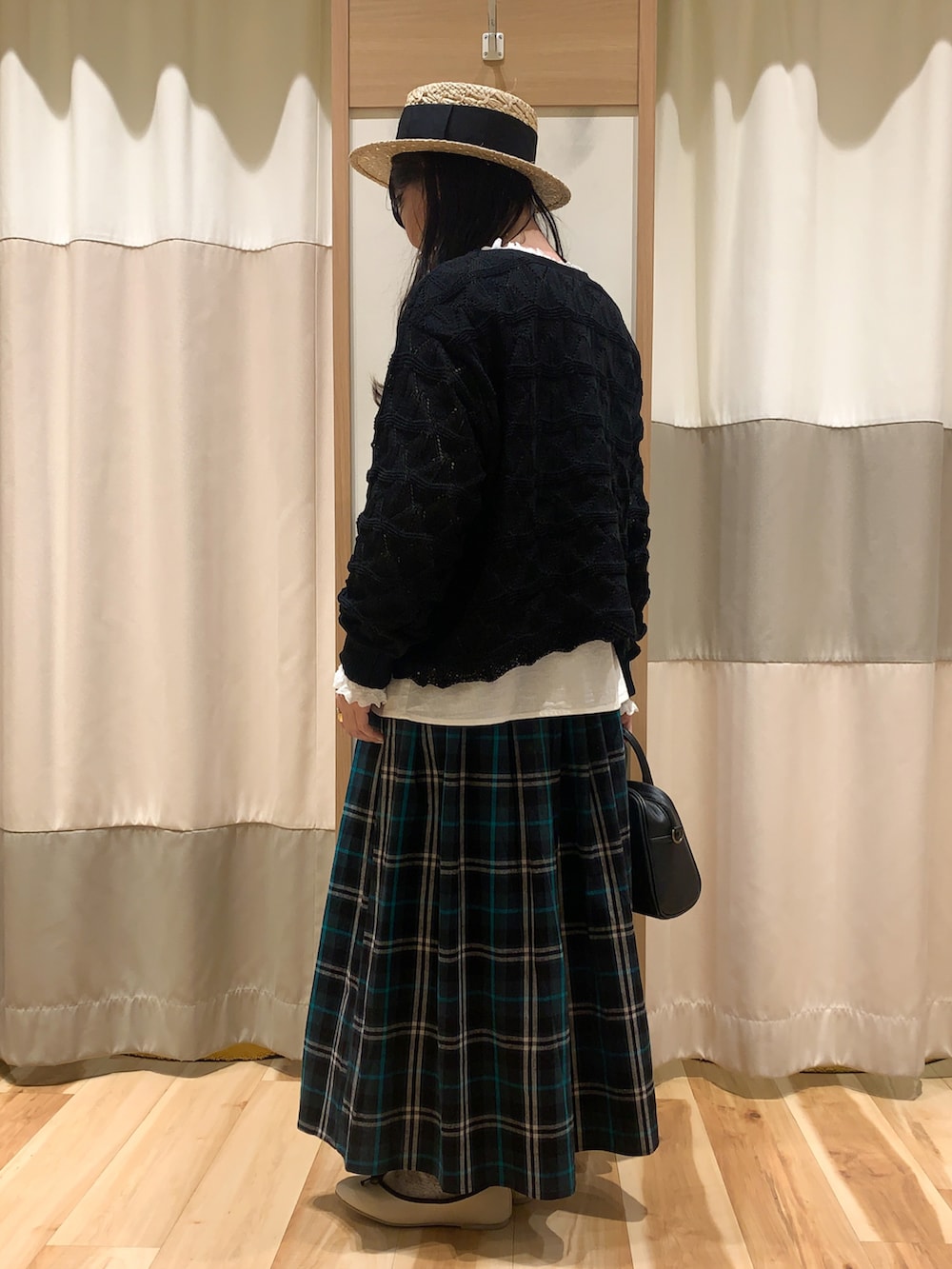 ブラック系のカーディガン/ボレロ、ホワイト系のシャツ/ブラウス、ブラック系のショルダーバッグを着用したレディースの春コーディネートの4枚目の写真