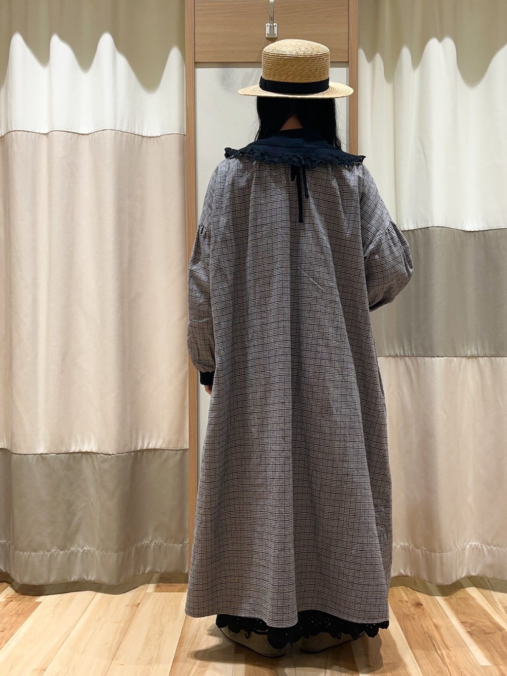 ブラック系のシャツ/ブラウス、ブラック系のワンピース、ブラック系のスカートを着用したレディースの冬コーディネートの5枚目の写真