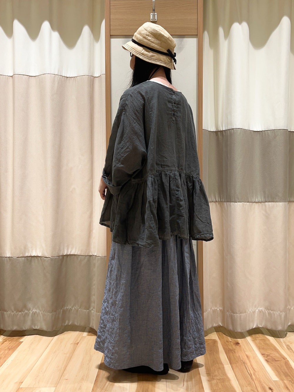 ホワイト系のTシャツ/カットソー、グレー系のシャツ/ブラウス、ブルー系のスカートを着用したレディースの春コーディネートの4枚目の写真