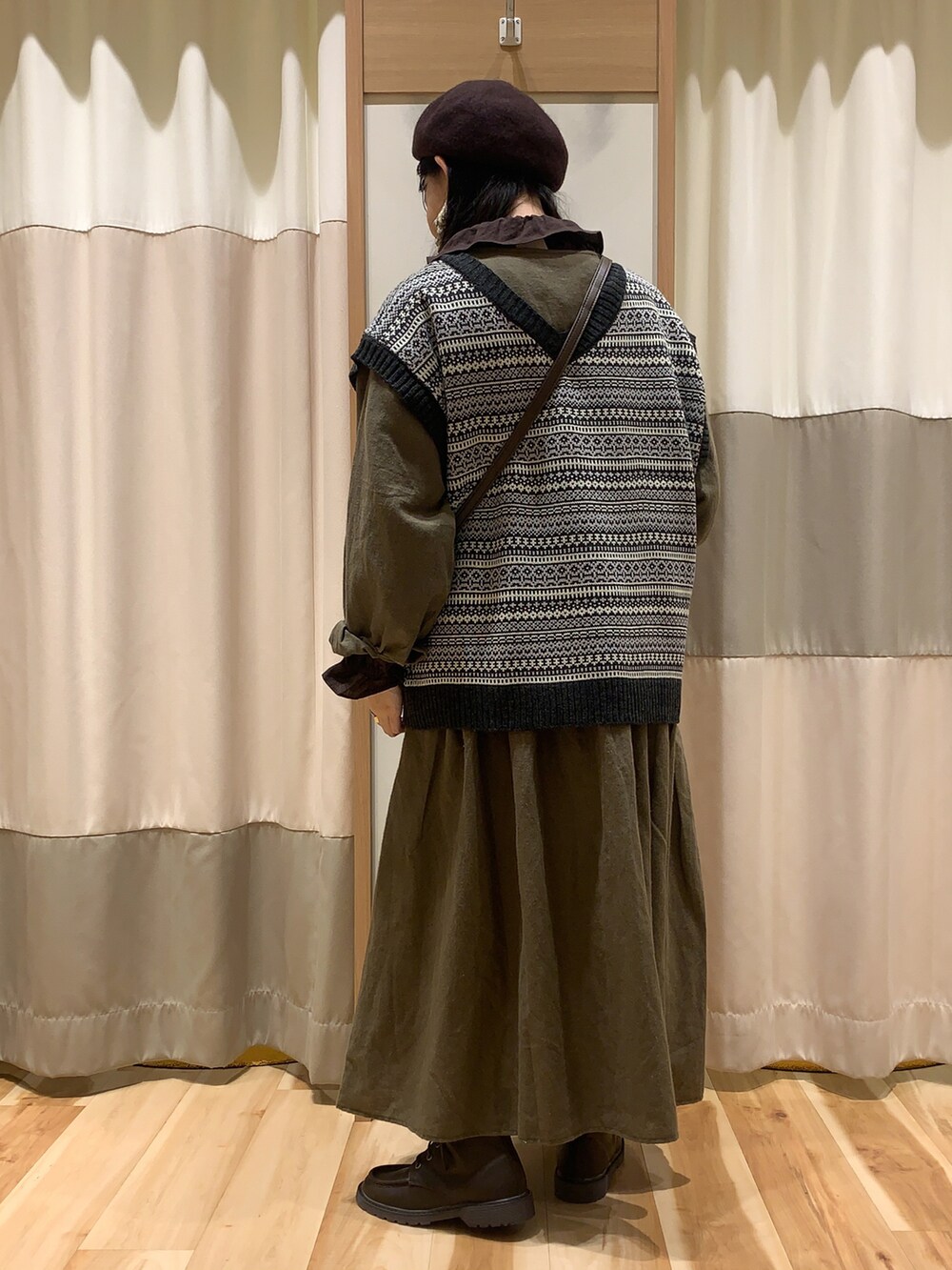 ブラック系のベスト、ブラウン系のショルダーバッグ、ブラウン系のシャツ/ブラウスを着用したレディースの秋コーディネートの5枚目の写真