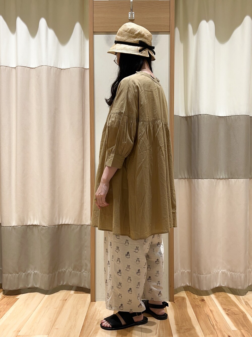 ホワイト系のシャツ/ブラウス、ベージュ系のシャツ/ブラウス、ホワイト系のその他パンツを着用したレディースの春コーディネートの4枚目の写真